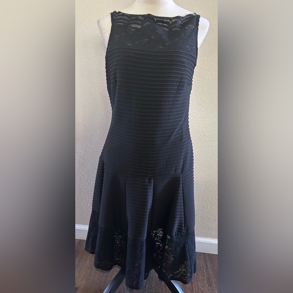 Julian Taylor Elegant Black Lace accent flared sleeveless midi dress size 10 NWT - Picture 3 of 6